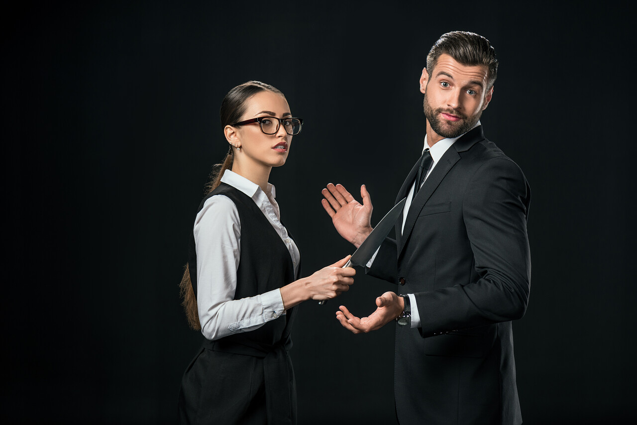 商人持刀和争吵孤立的黑色