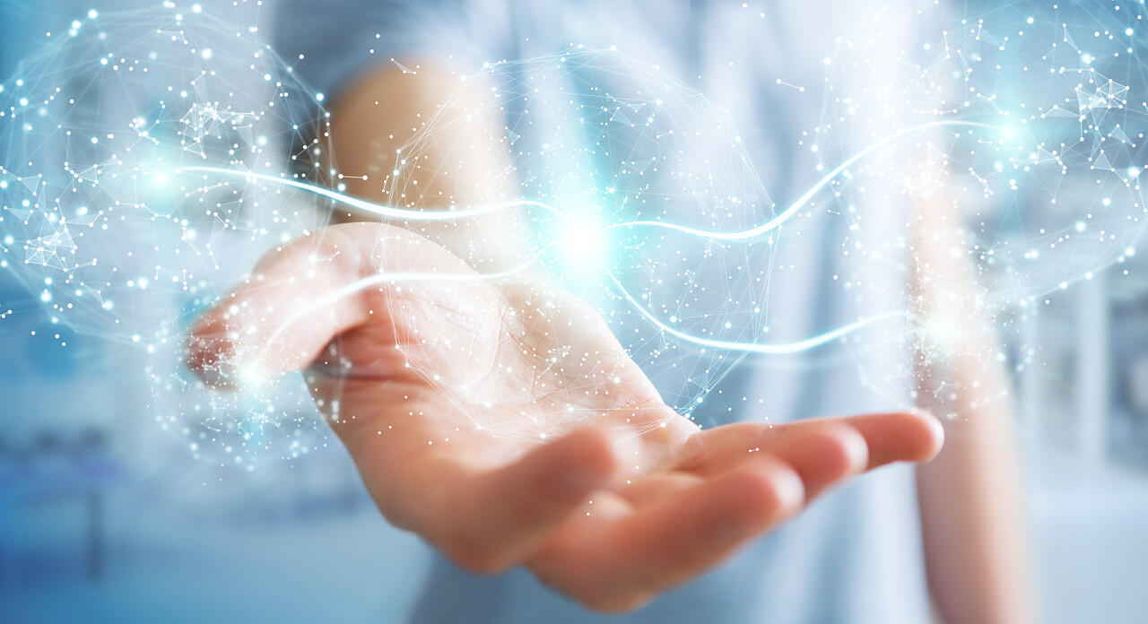 生意人在模糊的背景使用数字式网络连接球面3d 渲染