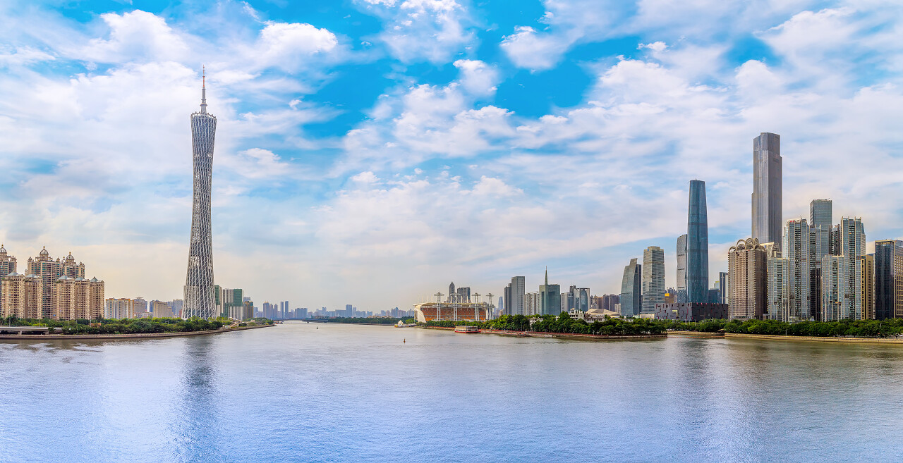 城市的建筑景观和美丽的滑雪板青岛旅游