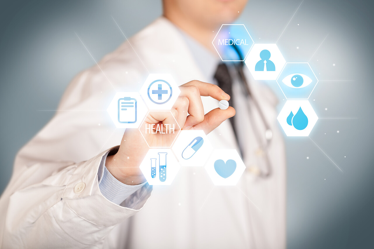 一颗药丸被关押的一名医生身穿白衣手用蓝色标志说明