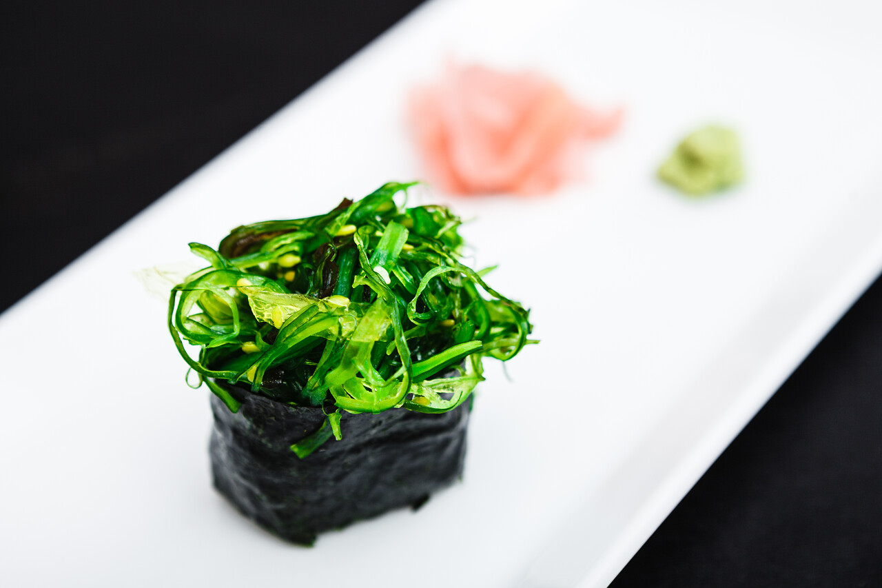 用海藻寿司饭在盘子里姜和芥末