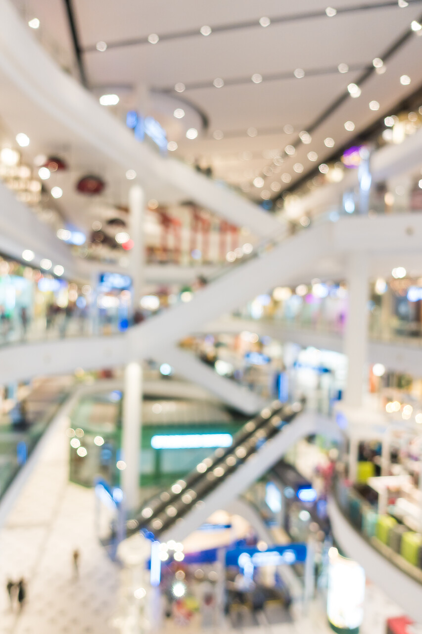 百货商店内部商场背景的模糊和分散
