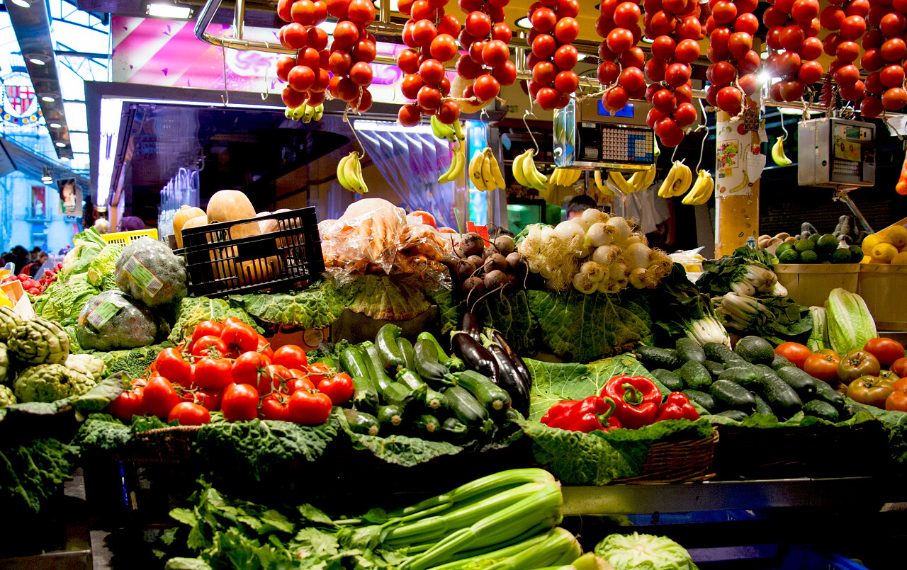 西班牙巴塞罗那,店面在覆盖的街道市场上使用各种新鲜蔬菜。