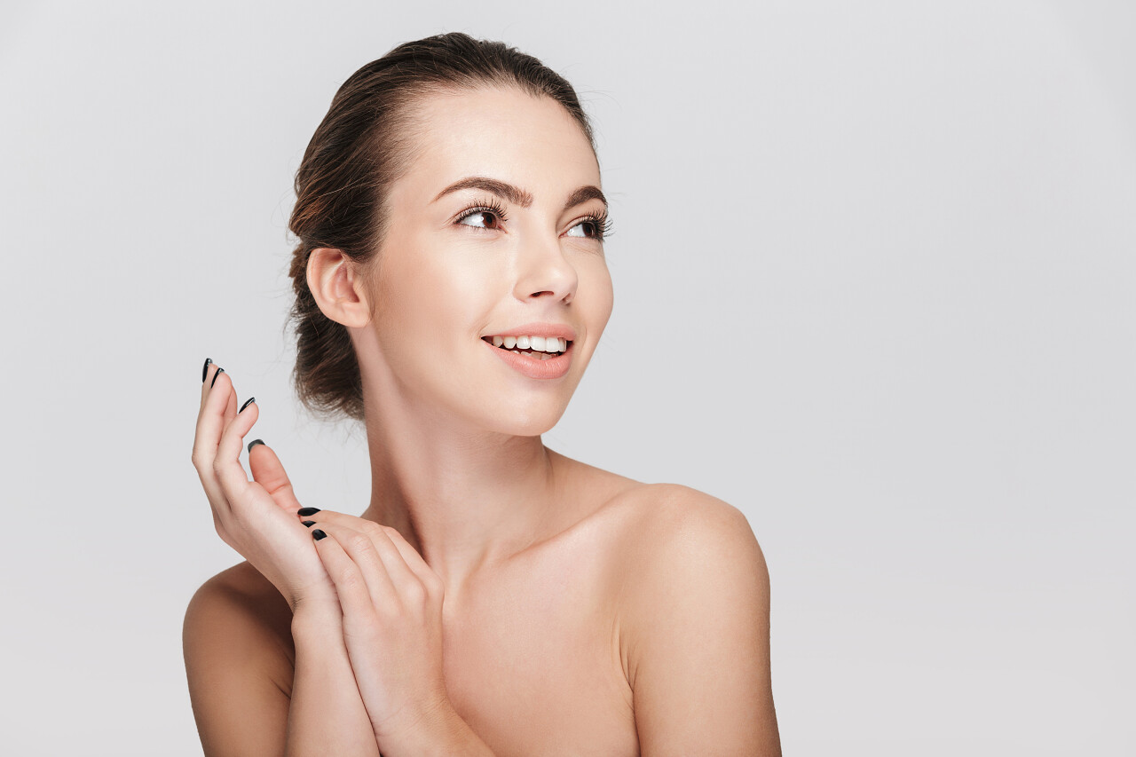 年轻女子与完美的皮肤隔离白色