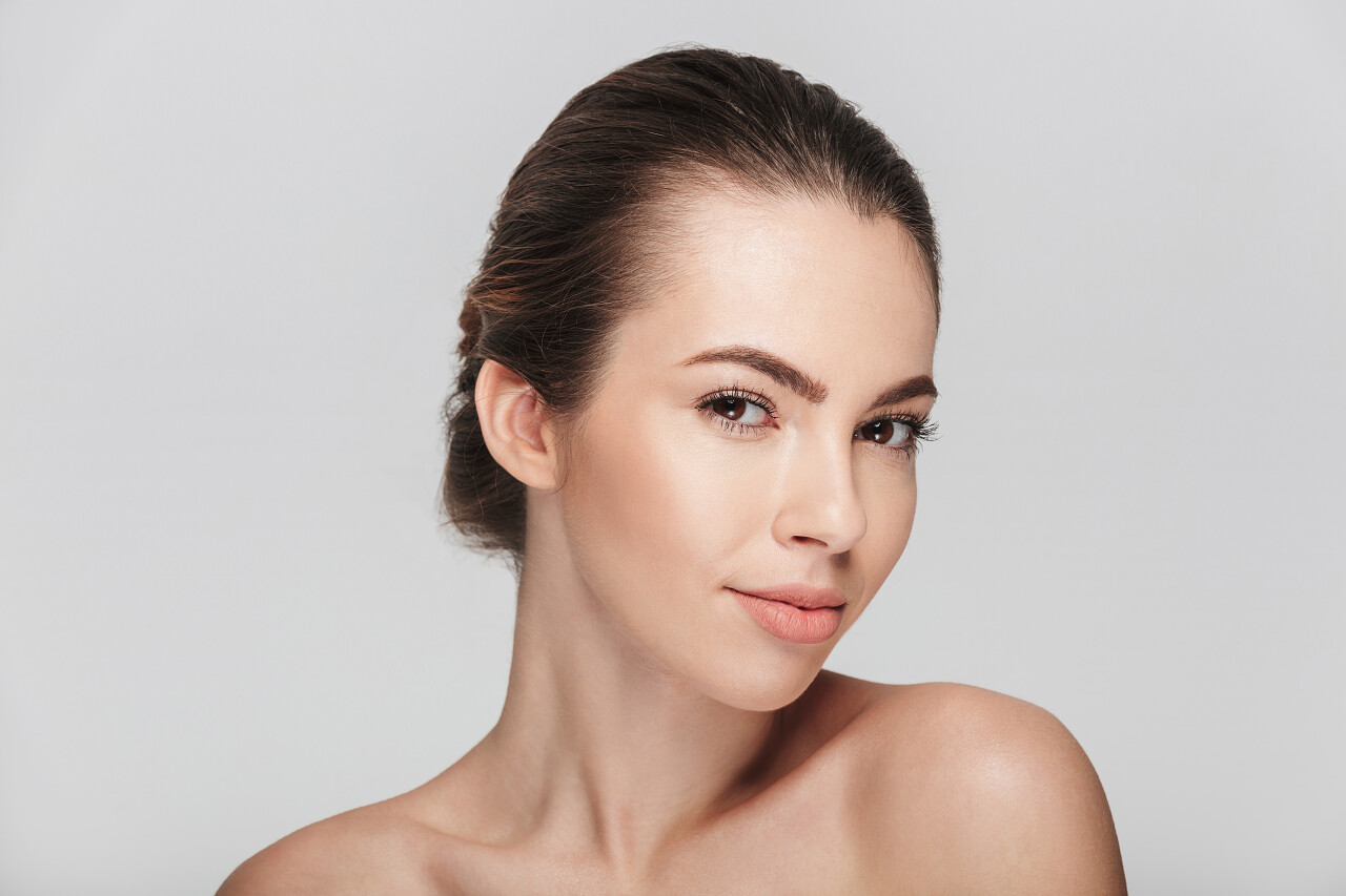 美丽的年轻女子悠然的摆着动作准备拍摄照片