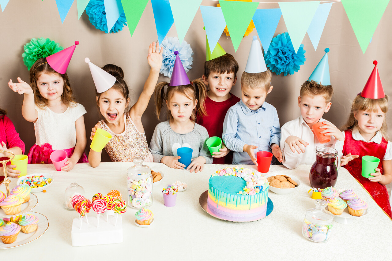 小孩子庆祝生日朋友们在甜蜜的晚会上兴奋不已。