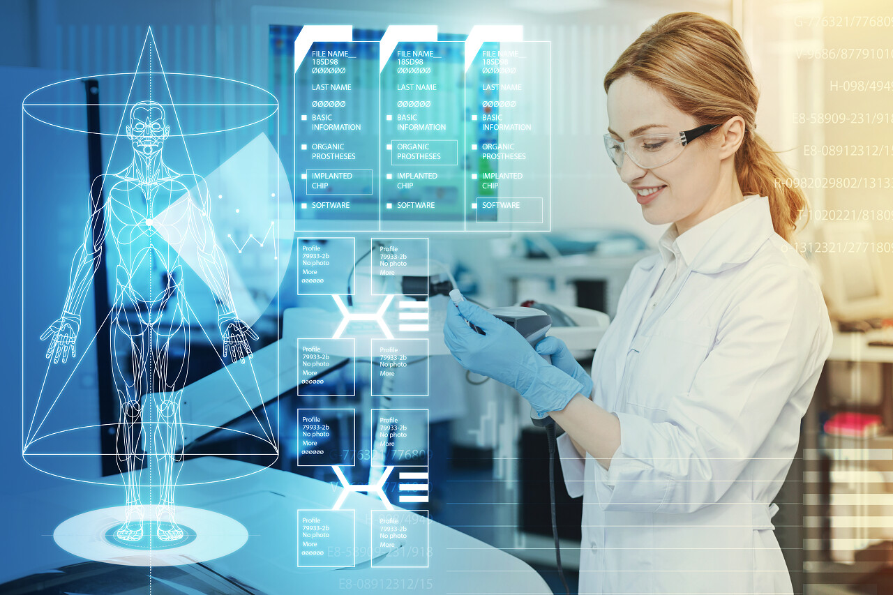 经验丰富的女医生为测试血液样本去帮助现代技术而感到高兴