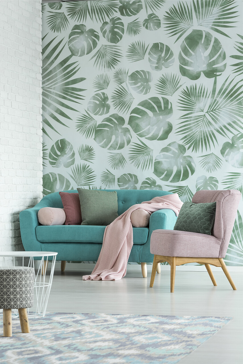 客内的绿松石沙发旁边排放着粉红色的小沙发