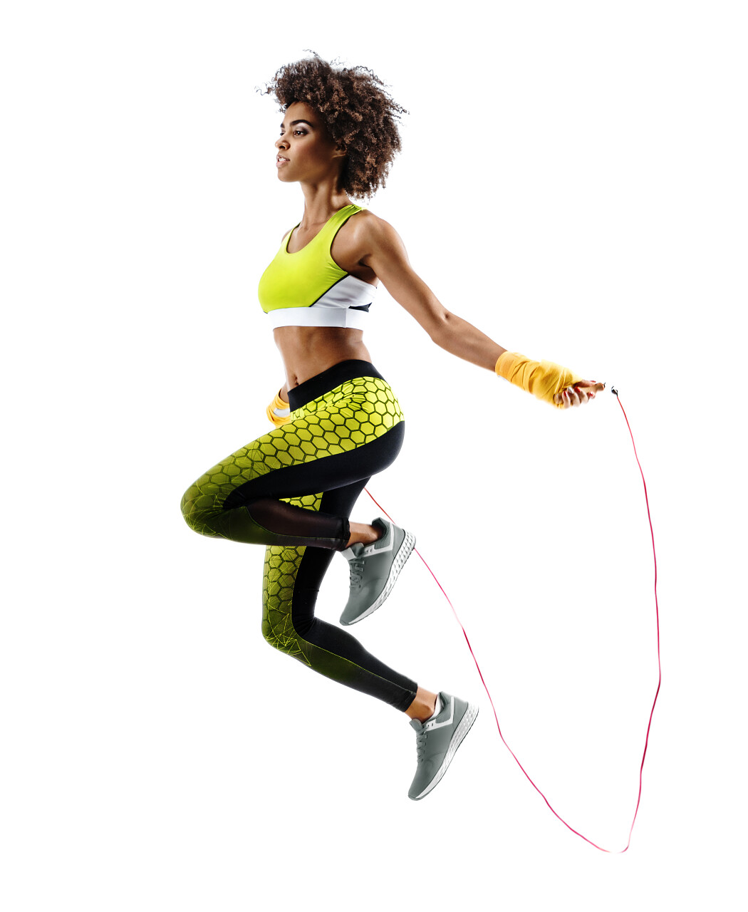 跳绳的年轻女孩在做最佳的心肺锻炼