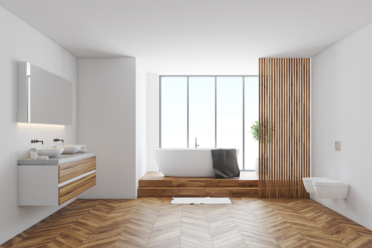 瓷砖和白色的浴室内饰与木地板