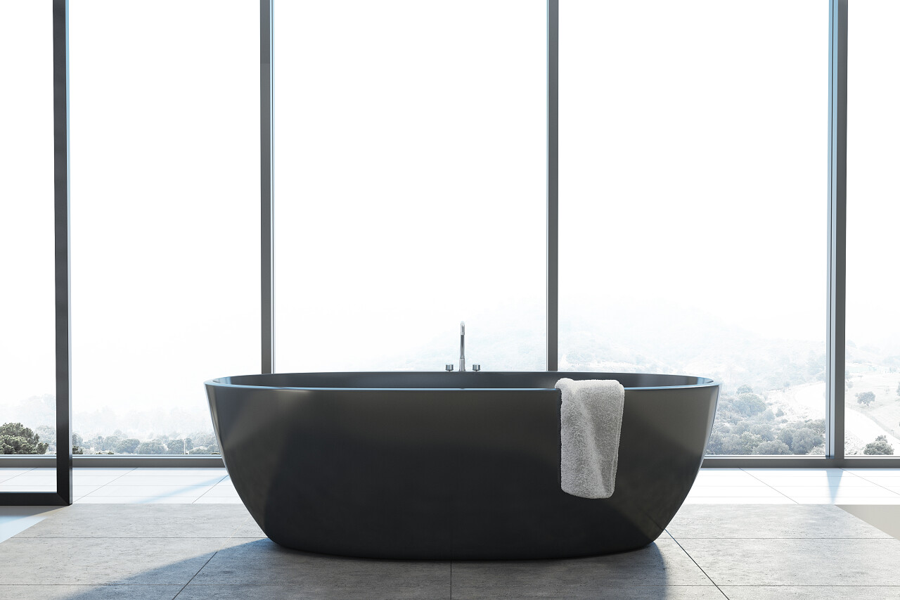地板和圆形的黑色浴缸全景窗口