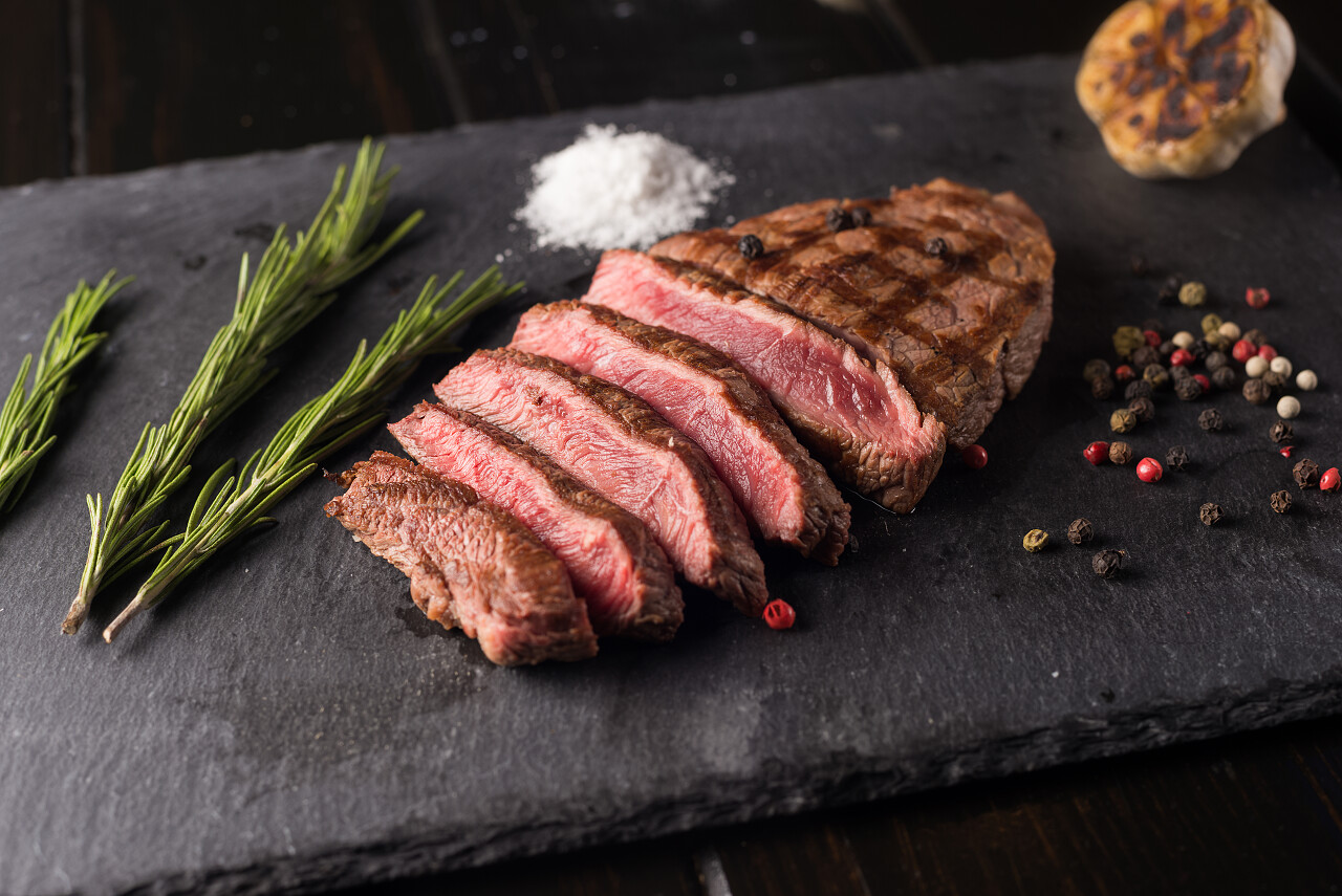 总理的黑安格斯牛排配上黑色的石板材西餐牛排