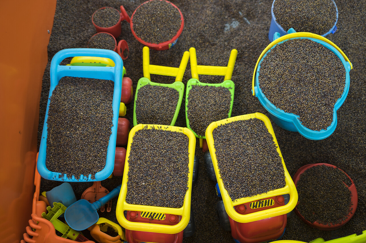 孩子五颜六色的玩具在装着沙子