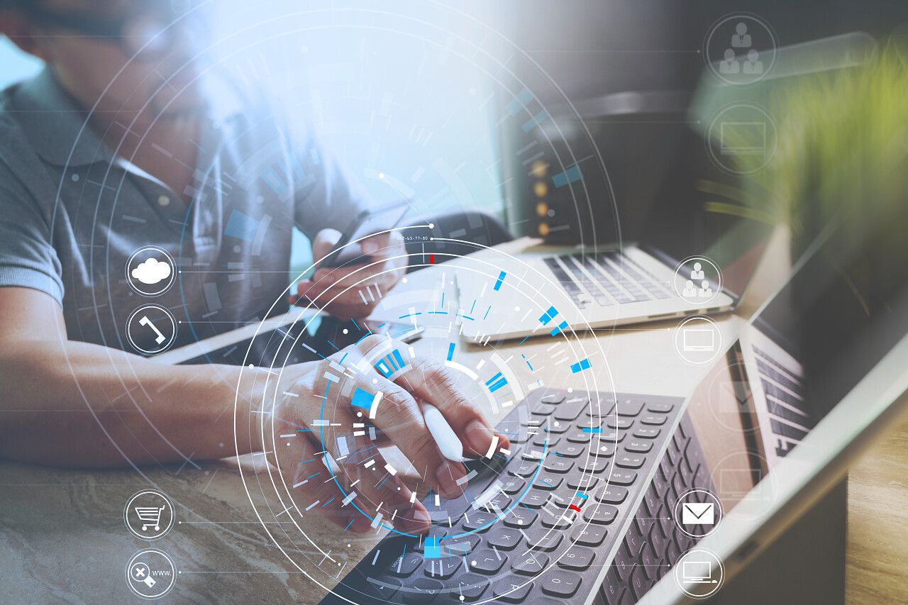 使用智能手机和数字平板电脑的笔记本计算机