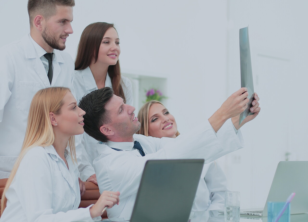 微笑工作在办公桌的医疗医生们