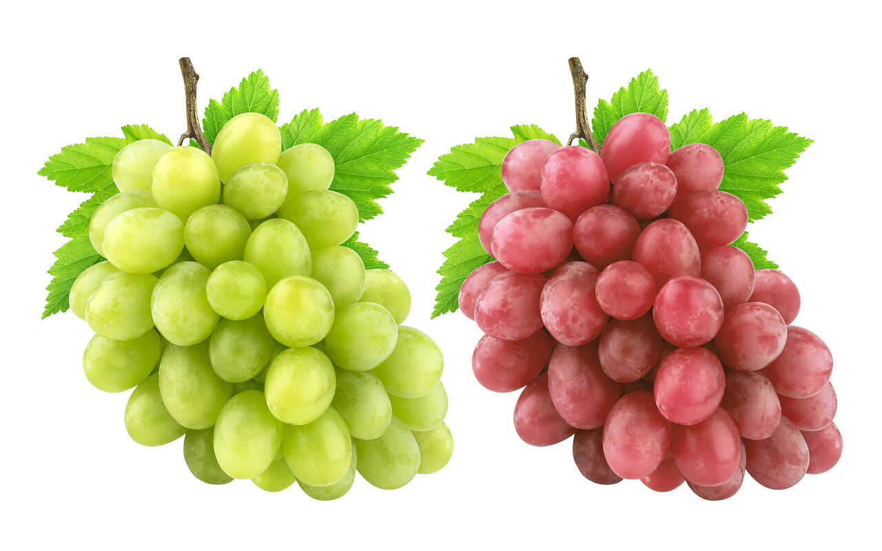 红色和绿色葡萄与叶子