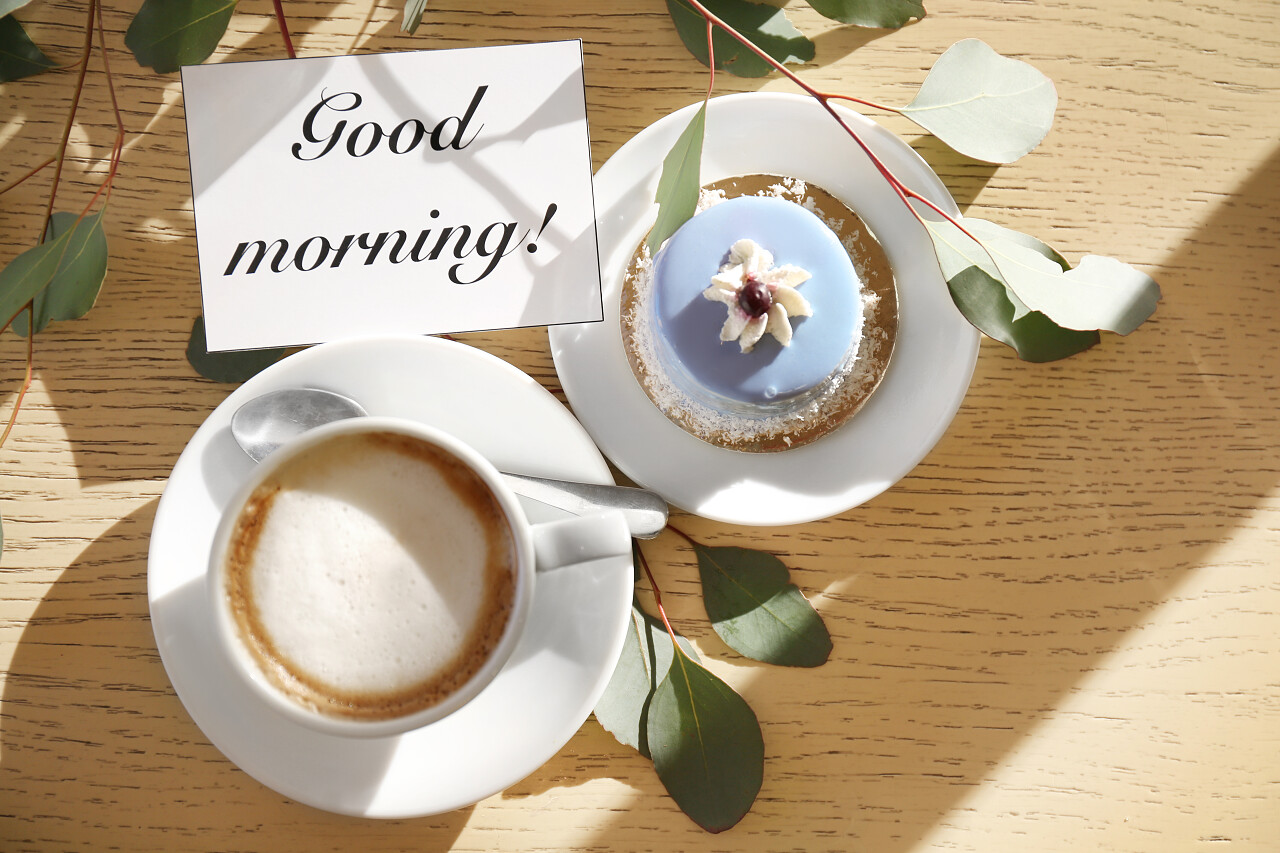 美味的早餐和卡片与词早上在好桌上