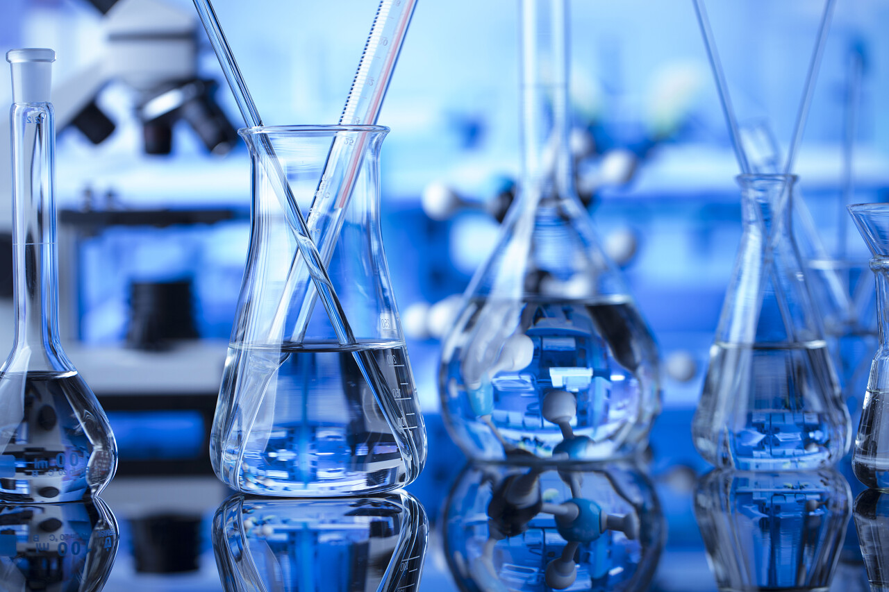 科学实验实验室玻璃器皿的显微镜