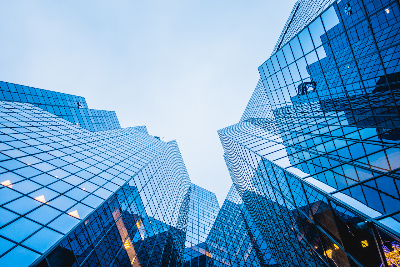 城市建筑高楼大厦在蒙特利尔市中心的抽象和复杂蓝色摩天大楼