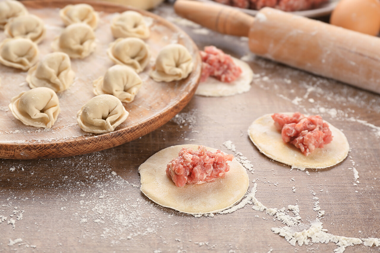 桌上肉饺子的制作的特写