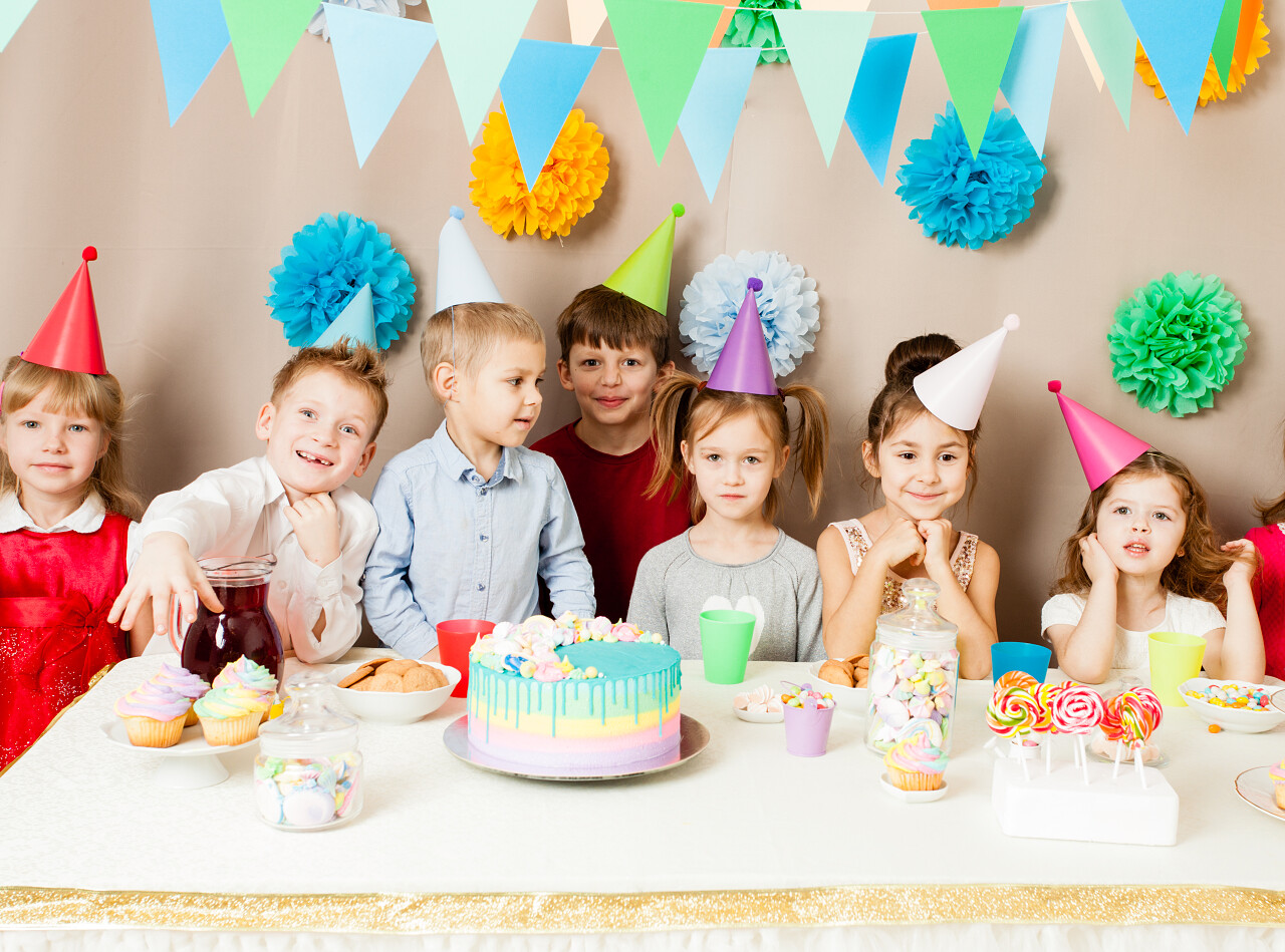 小孩子庆祝生日还有桌旁有许多小朋友