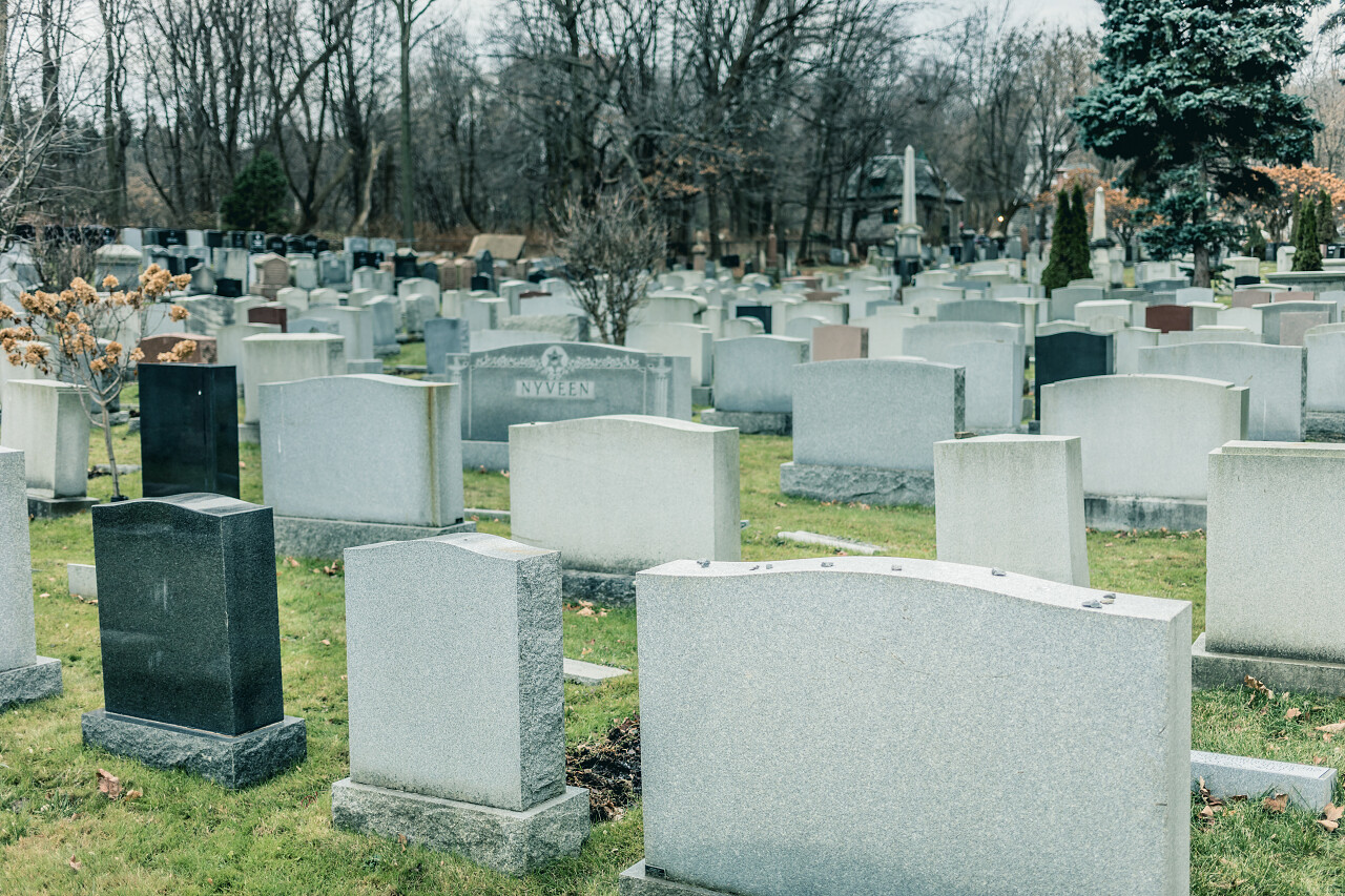 在蒙特利尔的犹太墓地在秋天的寒冷的天的公墓