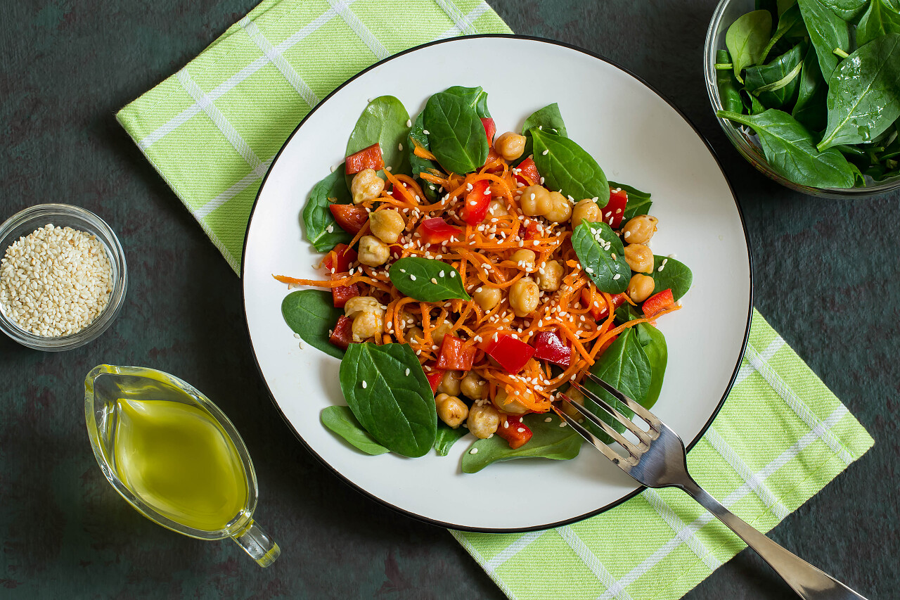 维生素素食沙拉配鹰嘴豆和胡萝卜和 甜椒和菠菜