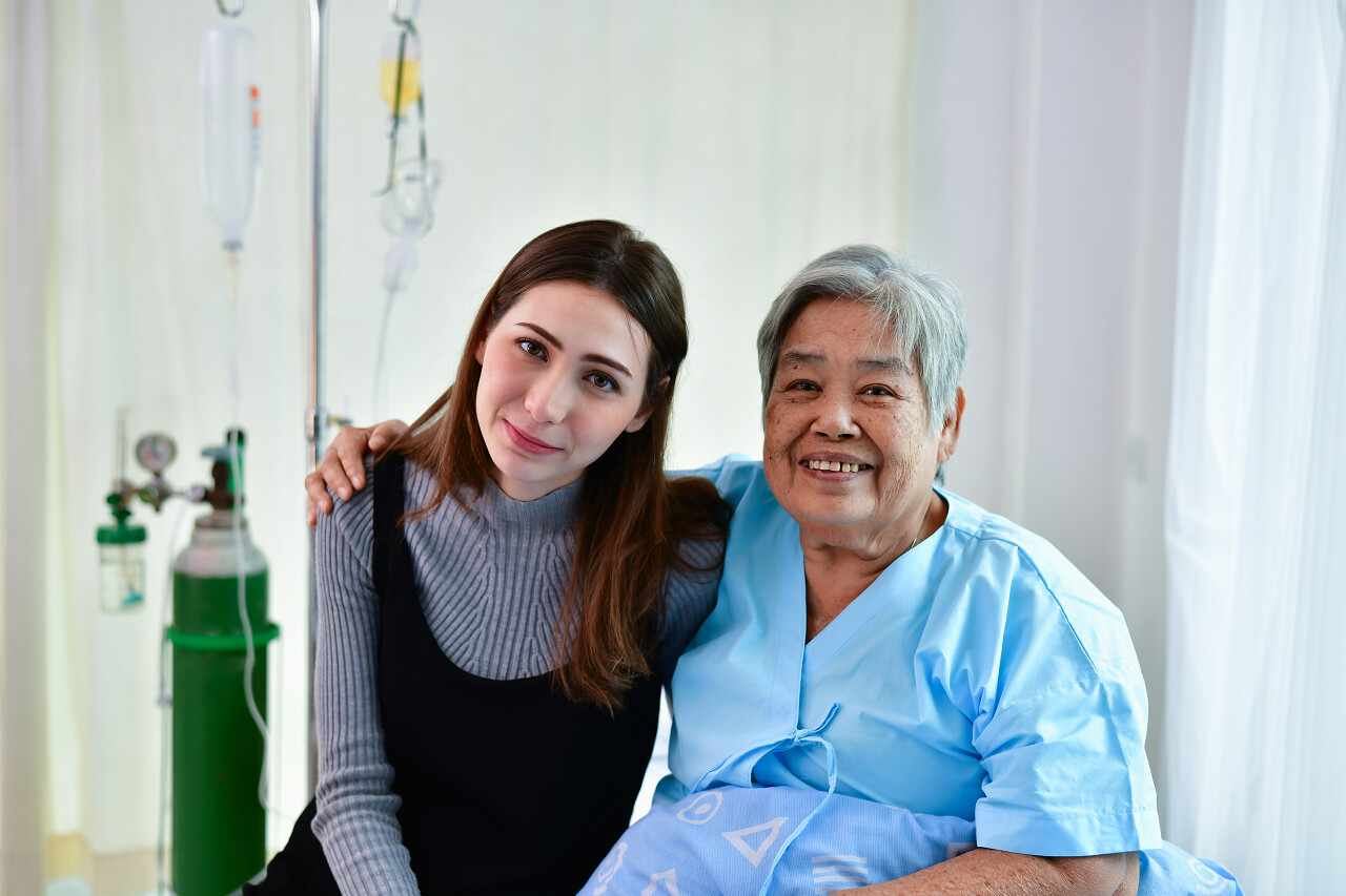 奶奶在医院等着有人来访孙子孙女去医院看望奶奶