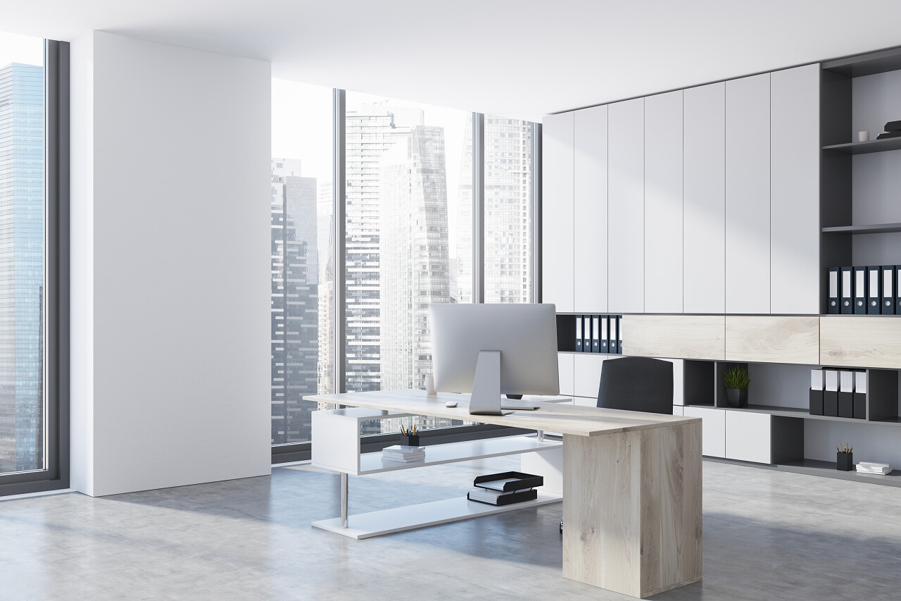 现代的办公室内部有一张白色和轻木桌,还有一台计算机和一个书柜