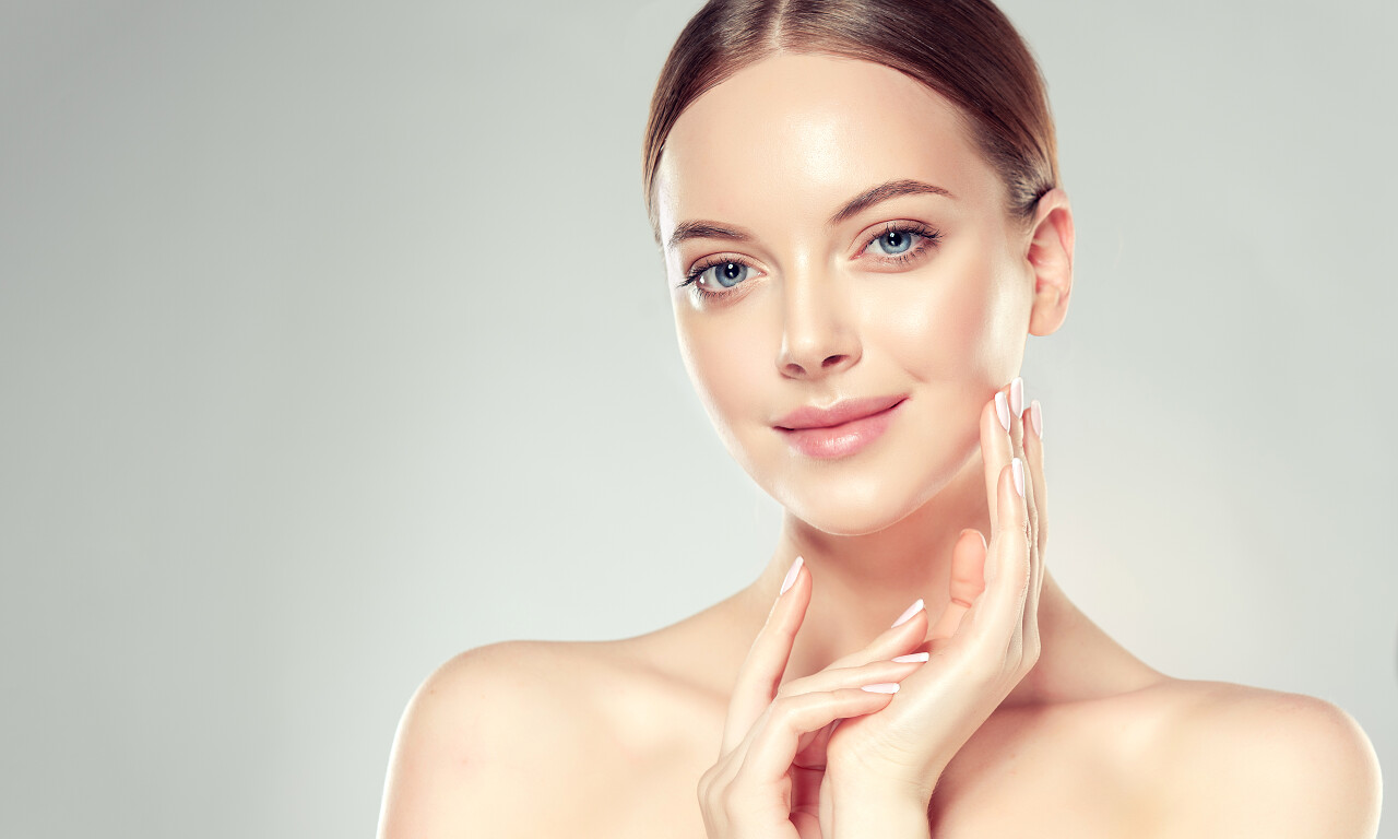 美丽的年轻女子的洁净清新的皮肤面部清洁脸部