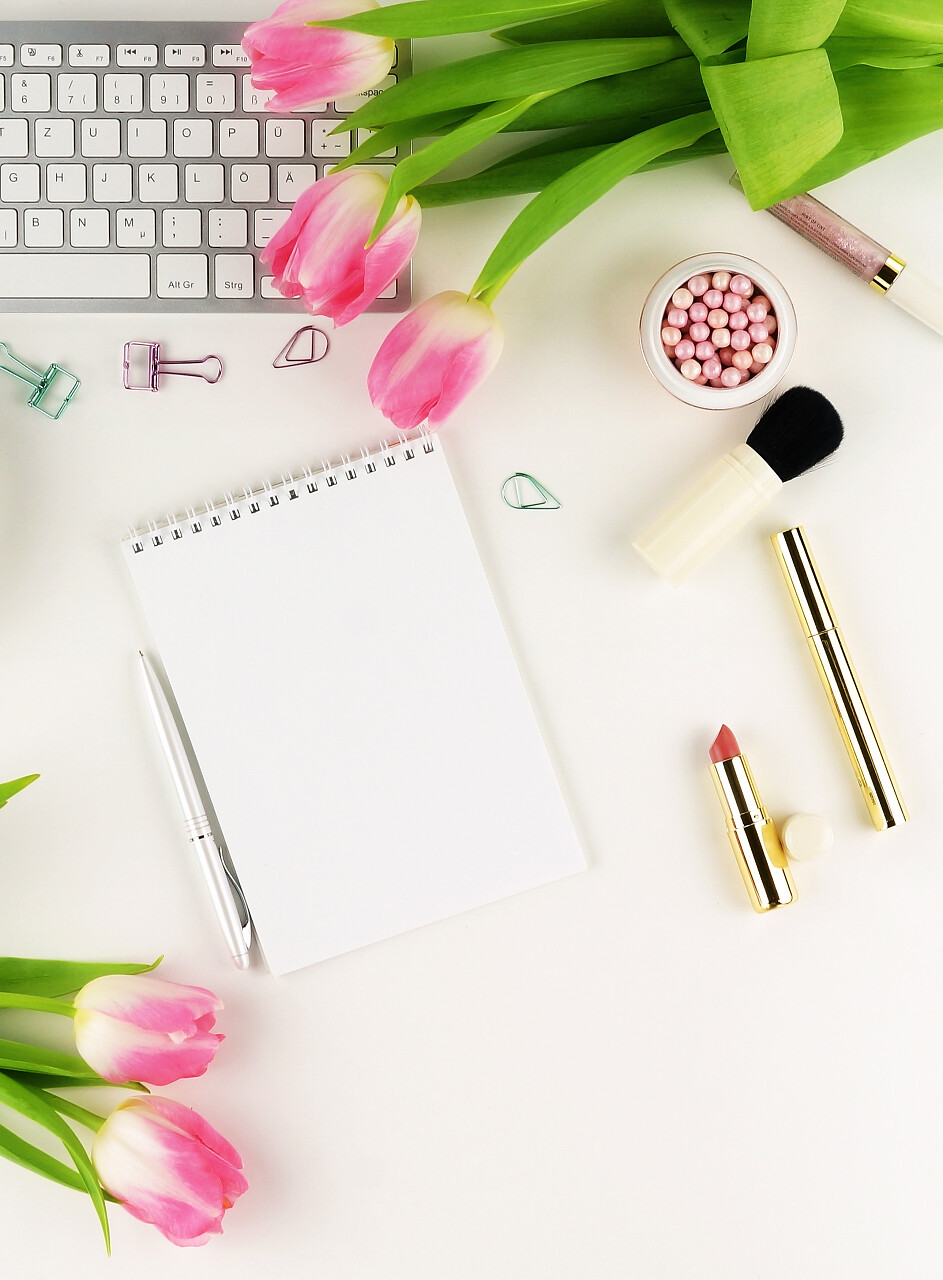 办公室女性的办公桌