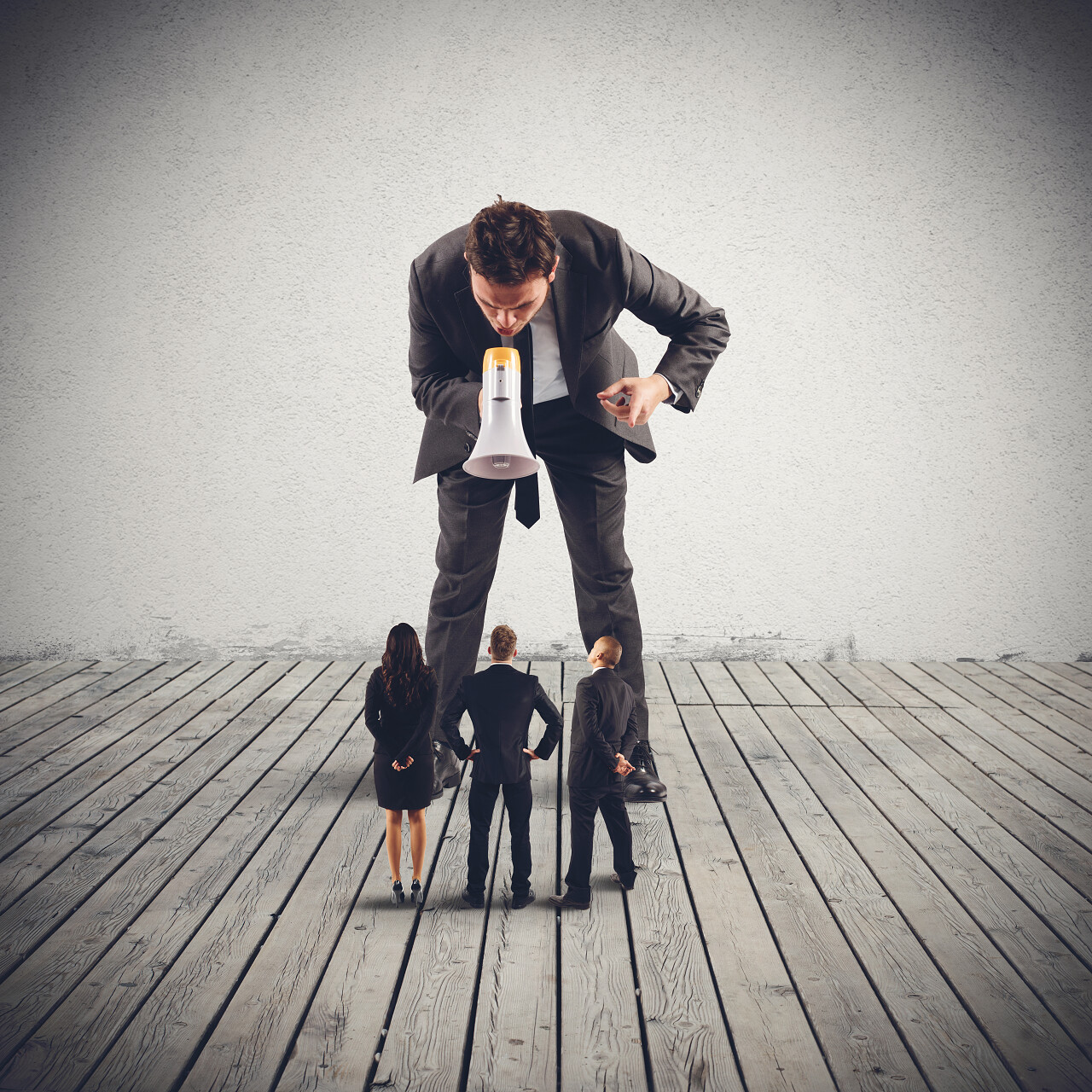 用扩音器指挥下属的大权威人士