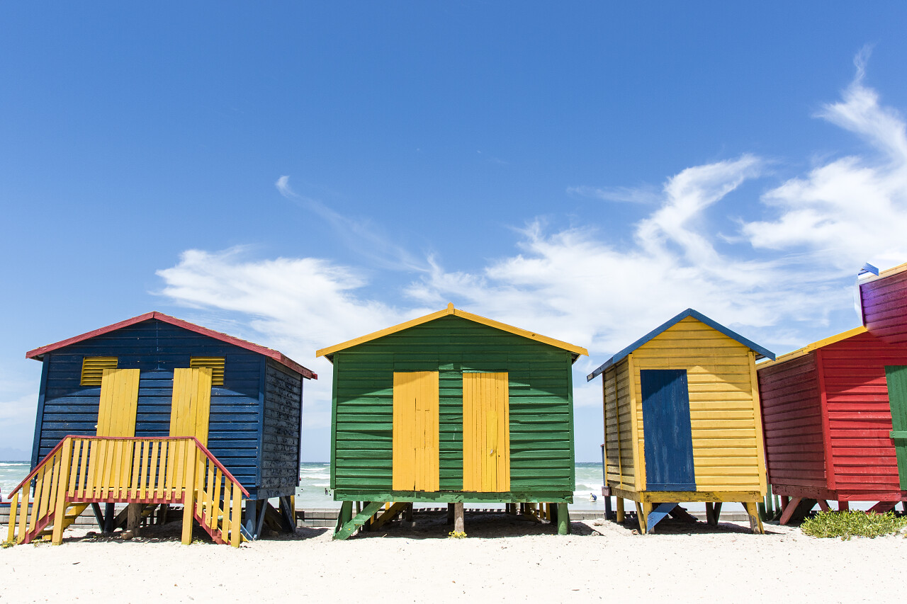 南非Muizenberg海滩沿线五颜六色的小屋的房子