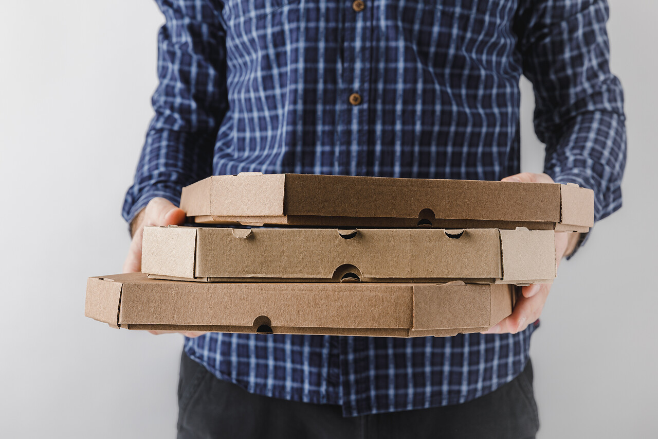 信使持有三个披萨饼盒