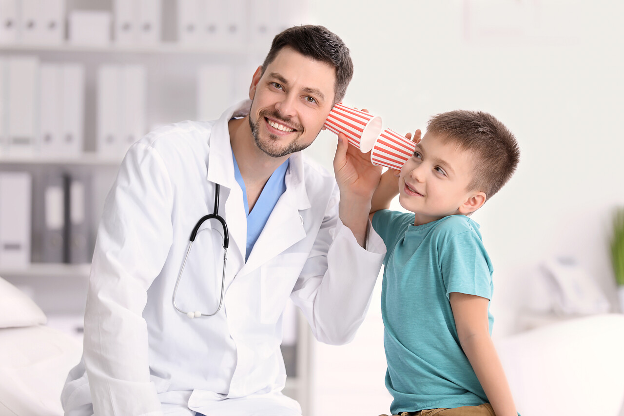 儿童医生与小男孩在医院儿科医生