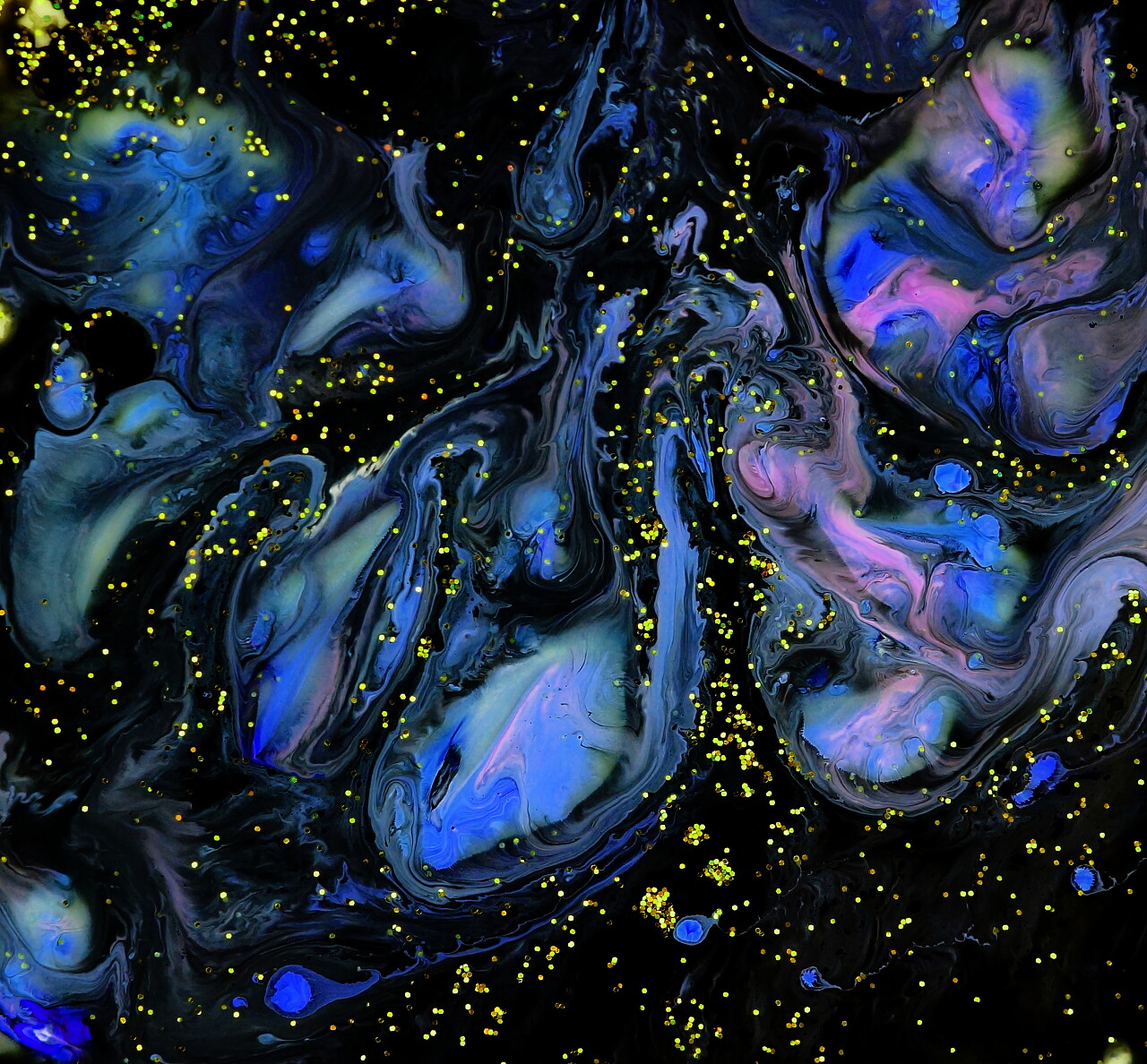 抽象大理石黑色蓝白色漆和金色闪光背景