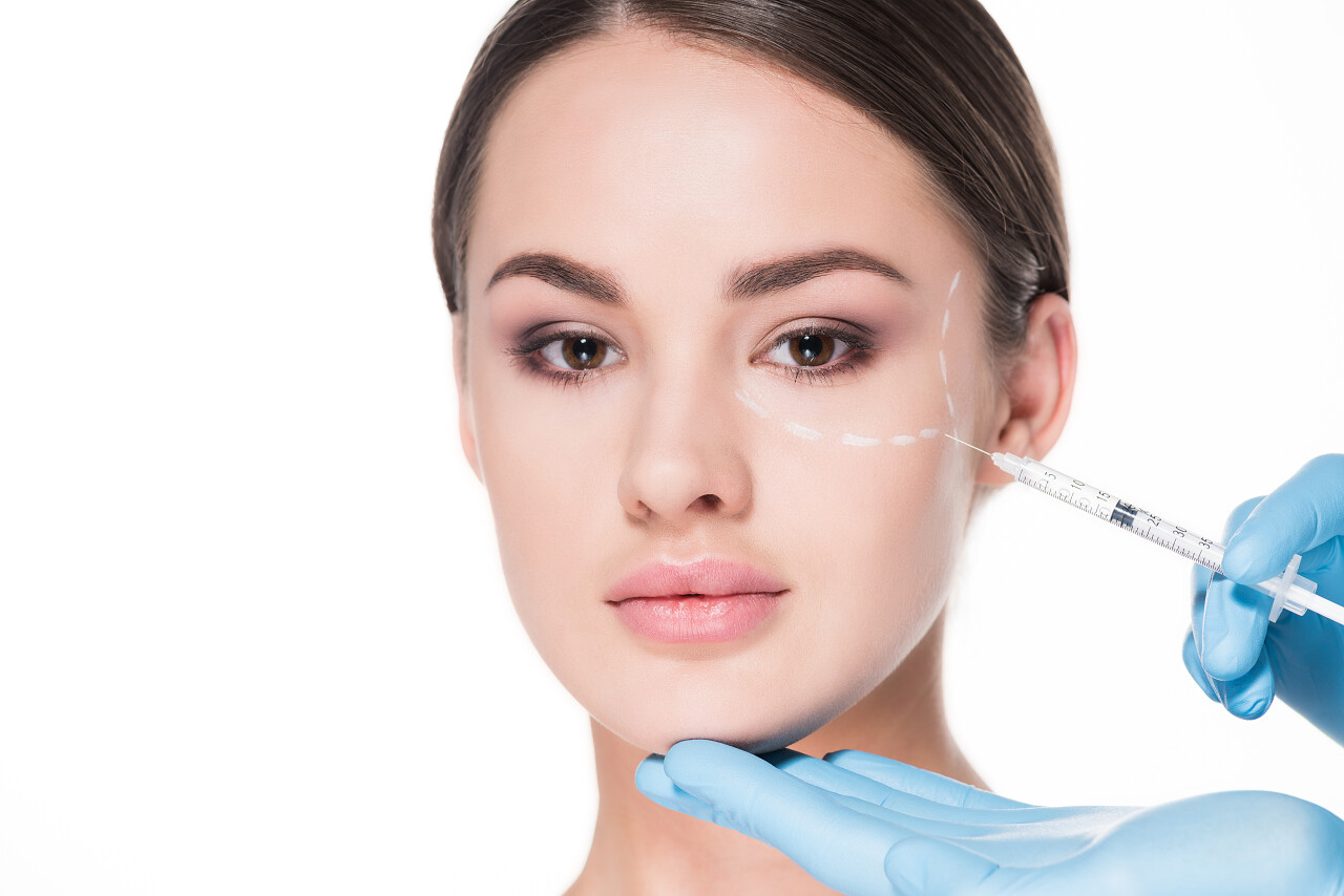 医生在给女人做美容美容面部抗衰