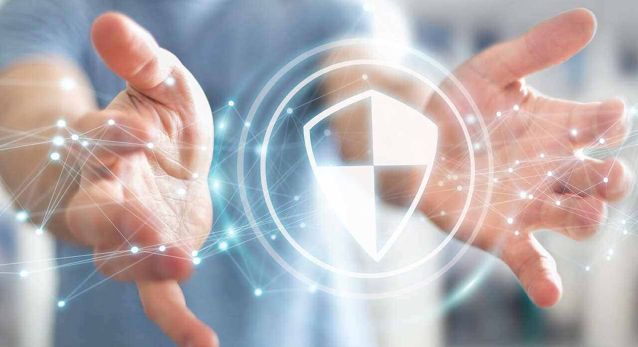 商人在模糊的背景使用盾安全保护与连接