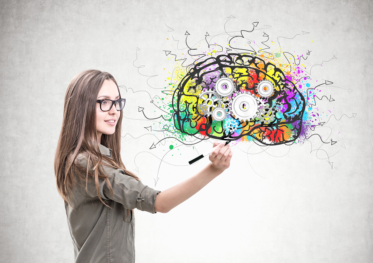 微笑的年轻女子穿着卡其色的衬衫和眼镜思维提高记忆力大脑思考