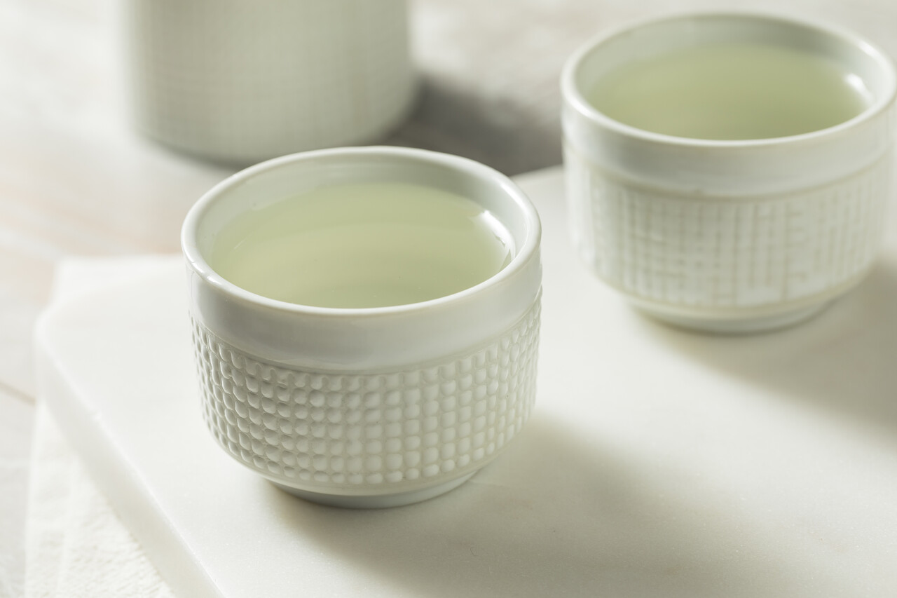 白瓷杯里的米酒日式清酒