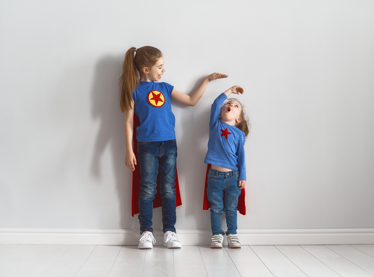 两个小孩在扮演超级英雄