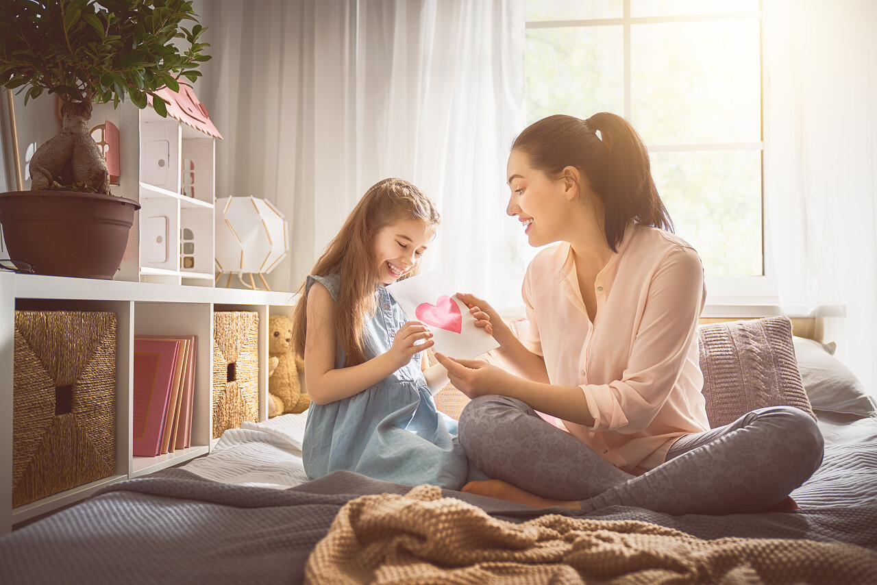 女儿正在恭喜妈妈给她寄明信片三八妇女节38妇女节