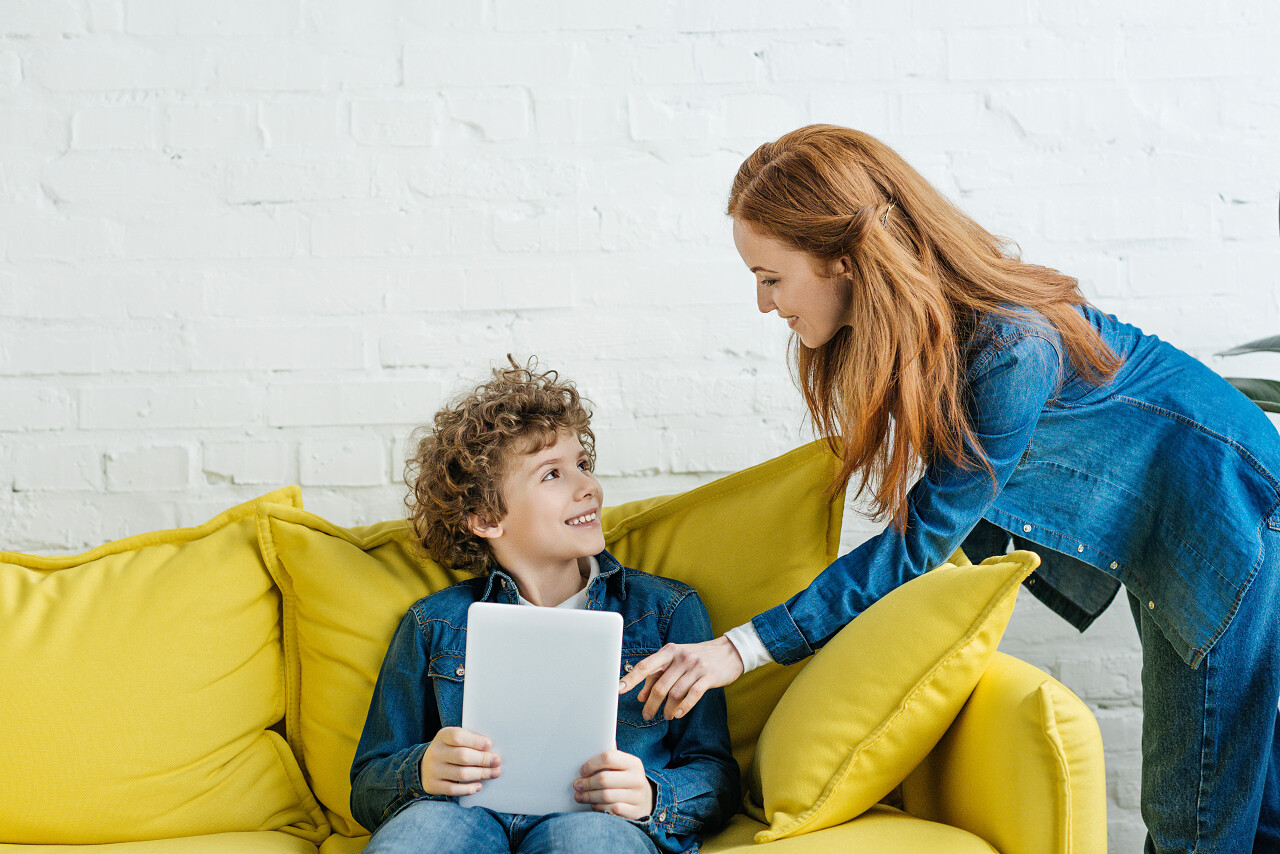 儿子抱着试卷坐在沙发上