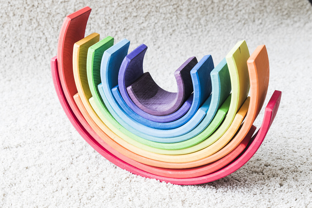 白地毯上的华尔彩虹彩木