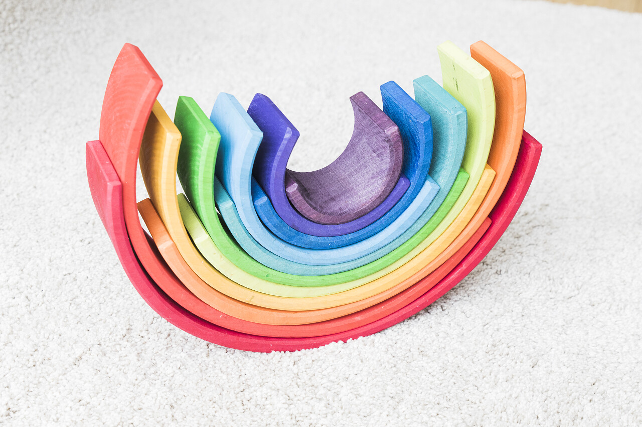 白地毯上的华尔彩虹彩木