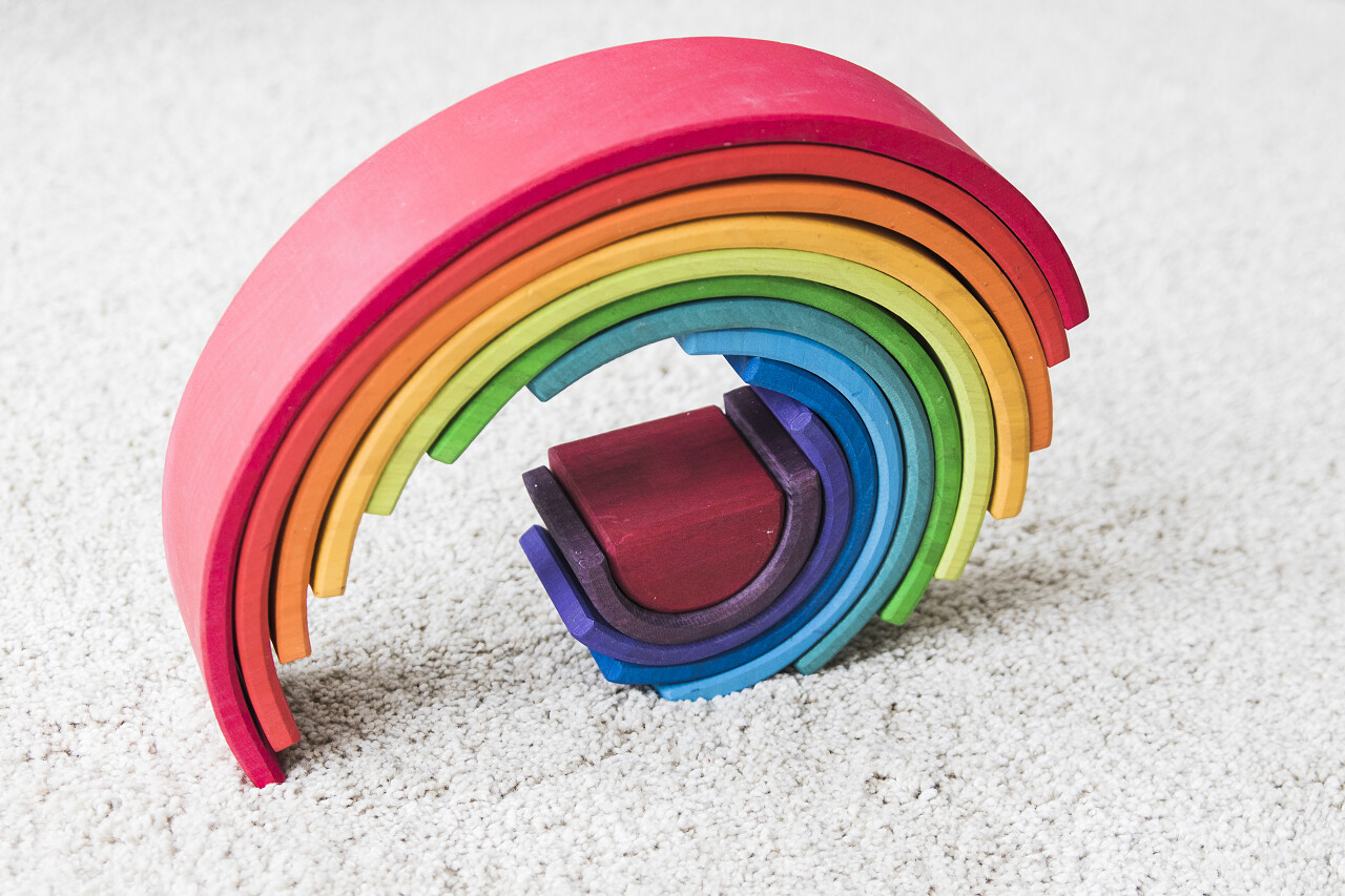 白地毯上的华尔彩虹彩木