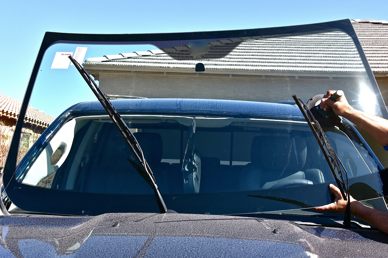 破旧的车辆的挡风玻璃