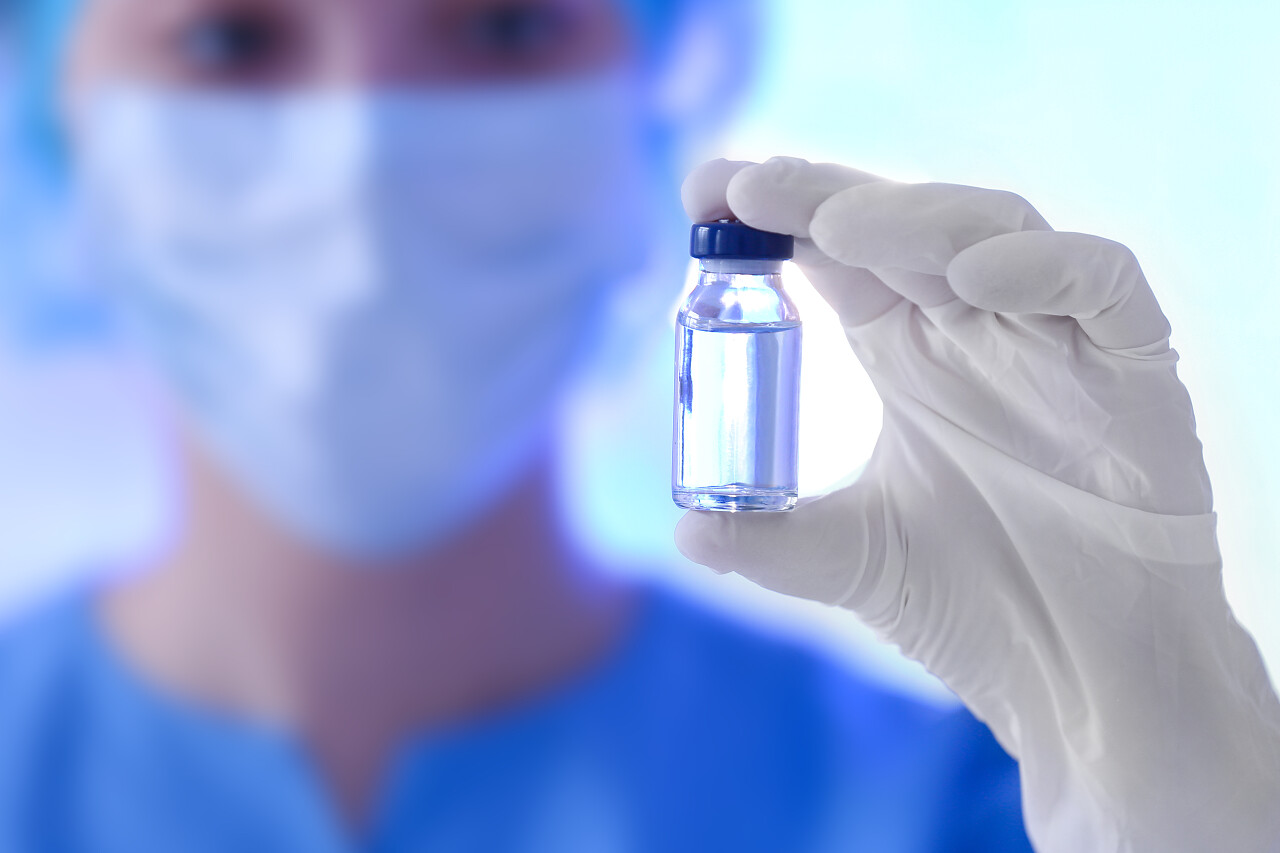 医生进行疫苗接种