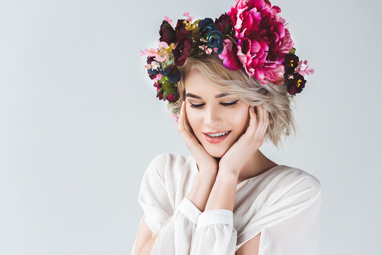 快乐温柔的女孩带着花环美女三七女生节37女生节三八妇女节38妇女节