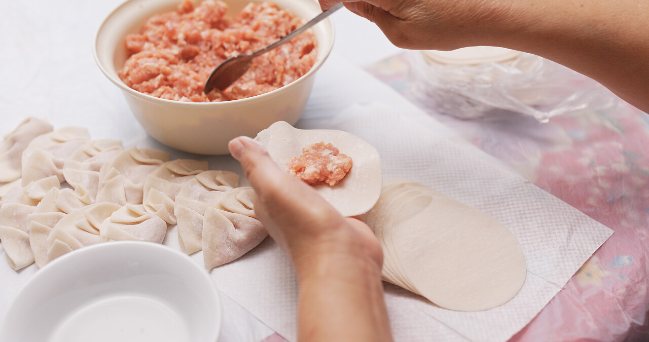 在家做饺子包饺子